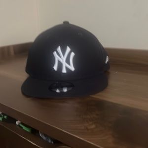 I’m selling a New York yankee hat